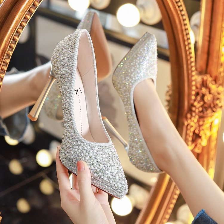 Tacones altos con brillantes diamantes de imitación